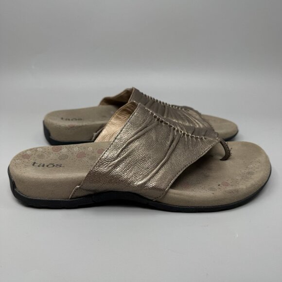Taos Gift 2 Womens 10 Sandals Shoes Bronze Leather Thong Slide Comfort Slip On - Picture 1 of 9